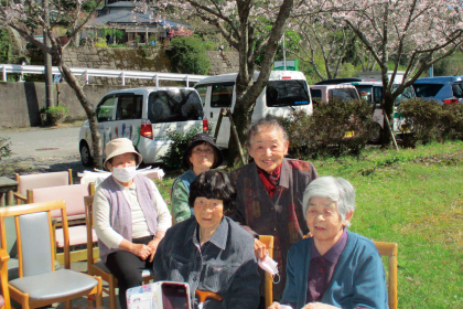 名所の庭でお花見